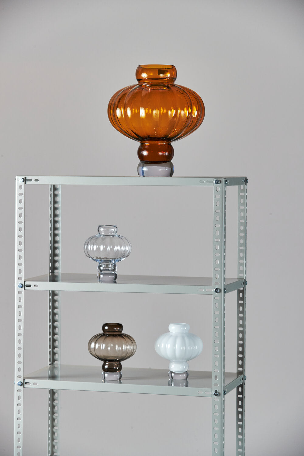 Louise Roe Balloon vase #02, opal white - H:20 cm. - Bahne